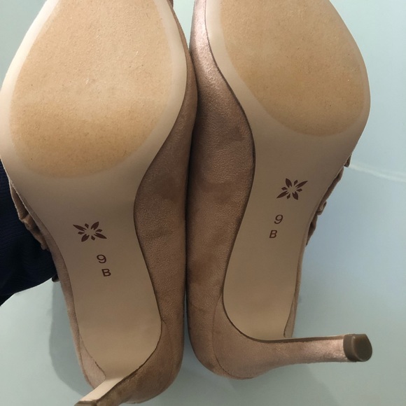 9B Hana Ruffle Pointed Toe Brown Suede Heels BCBG - Picture 5 of 8